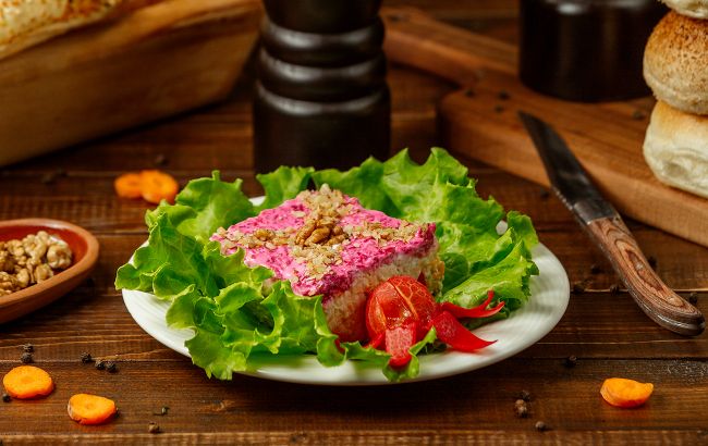 Специалист назвала самые вредные салаты для здоровья: хуже фастфуда