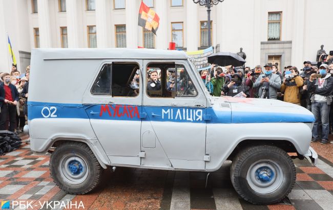 Попытка самоподжога и усиление охраны Рады: как проходит митинг против Авакова