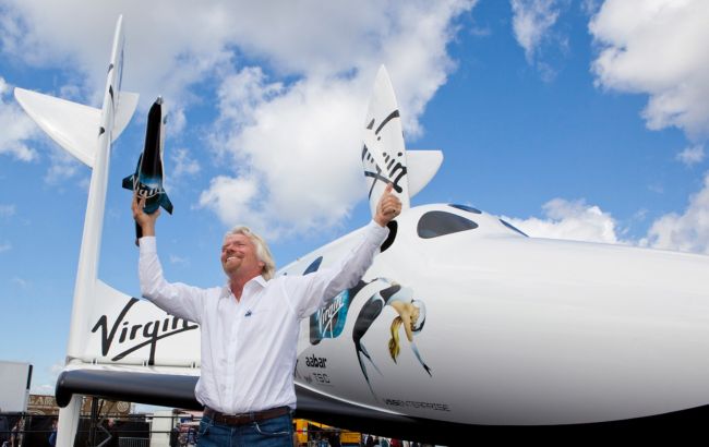 Миллиардер Брэнсон отправляется в космос: трансляция первого туристического полета