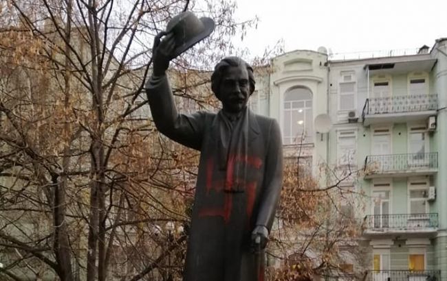 В Киеве осквернили свастикой памятник писателю Шолом-Алейхему