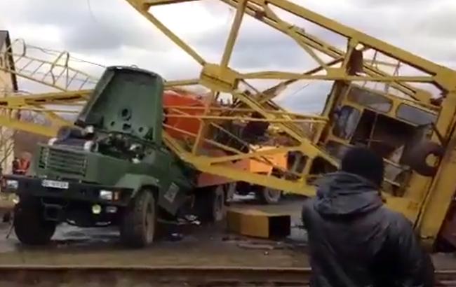 В Ивано-Франковской области строительный кран упал на грузовик, есть погибшие