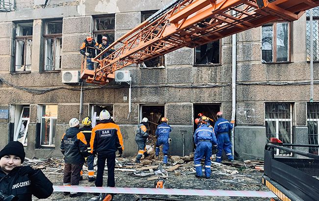 В Одессе начали разбирать завалы после пожара в колледже