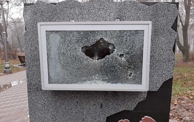 У Полтаві вандали розгромили меморіал на честь загиблих воїнів АТО (фото)