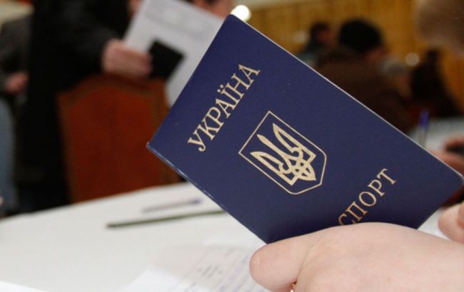 Почти 9 тыс. крымчан получили украинские паспорта после аннексии, - ГМС