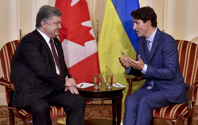 Порошенко обсудил с Трюдо ситуацию с российскими паспортами на Донбассе