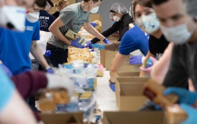 В офисе Порошенко собрали еще 5 тысяч продуктовых наборов пенсионерам и людям с инвалидностью