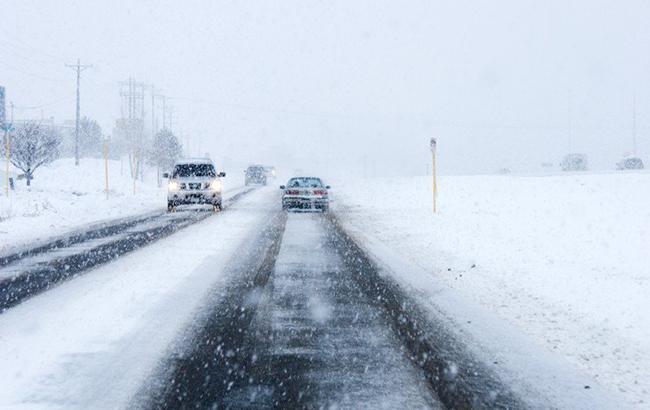 Синоптики попереджають про ожеледицю на дорогах України 24 березня