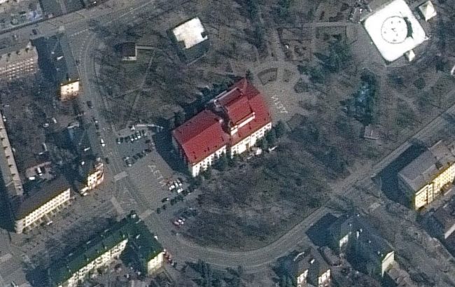 Знали, куда бьют: на тротуаре возле театра в Мариуполе были надписи "Дети"