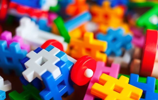 В детских игрушках обнаружили более 100 вредных веществ: чем играть категорически нельзя