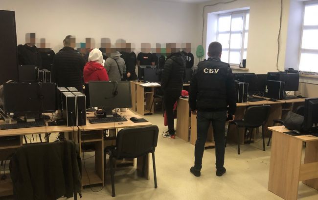 Масштабная схема с карточками. В Виннице мошенники крали со счетов по 6 млн гривен ежемесячно