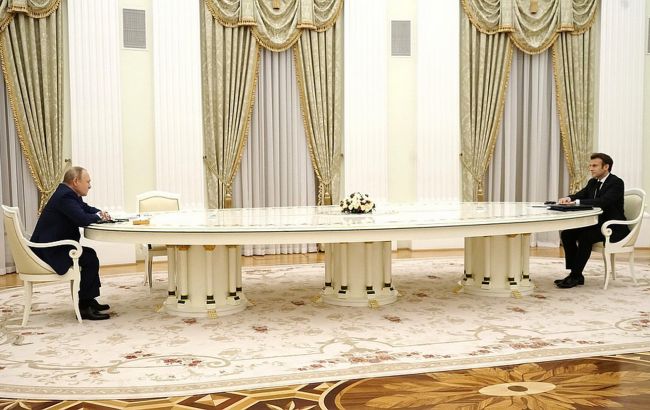 Путин в Москве держал Макрона на расстоянии из-за отказа сдать ПЦР-тест, - Reuters