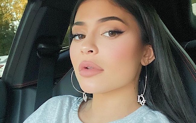 Соблазнительная львица: Кайли Дженнер похвасталась роскошными формами в эффектном комбинезоне