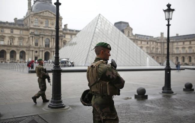 Двор Лувра, где Макрон разместил пресс-центр, снова открыли после эвакуации