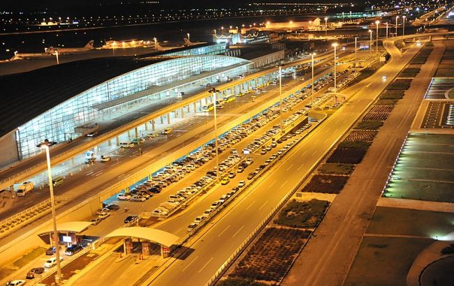 В Иране из-за снегопадов закрыли аэропорты и школы