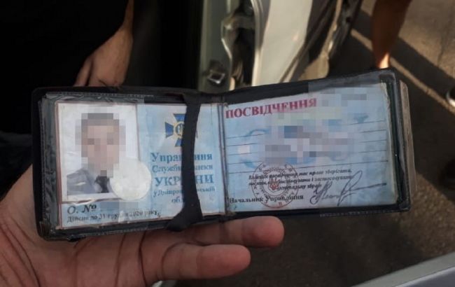 В Днепре задержали мужчину с оружием и поддельным удостоверением СБУ