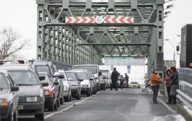 Митники Угорщині затримали контрабандні сигарети і бурштин з України