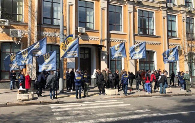 "Нацкорпус" требует наказать Порошенко за борды с Путиным