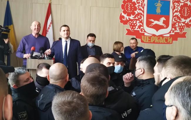 В Черкассах депутаты затролили своего коллегу: устроили ему синхронный перевод