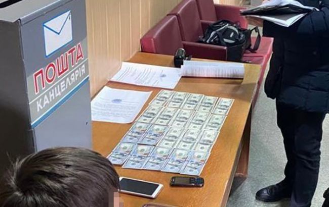 В Киеве на взятке задержали начальника юротдела завода "Генератор"