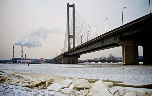 В Киеве завтра будет ограничено движение транспорта по Южному и Северному мостам