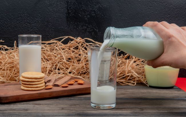 Склянка молока перед сніданком: користь чи шкода для організму