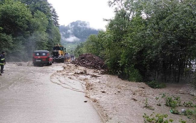 Угроза паводков и оползней: реки на западе Украины снова могут выйти из берегов