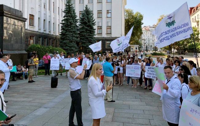 Несколько сотен человек под Офисом президента требуют отставки Супрун