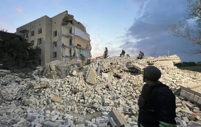 Войска РФ обстреляли из "Ураганов" жилой дом в Донецкой области: есть жертвы и раненые