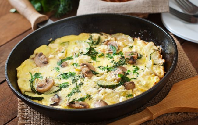 Ніжний омлет з грибами за 15 хв: рецепт ситного сніданку