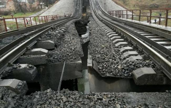 В Мариуполе в течение недели восстановят движение по взорванному боевиками ж/д мосту