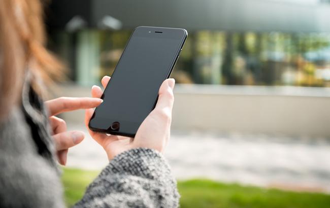 Пешеходам в Литве запретят пользоваться мобильными на переходах