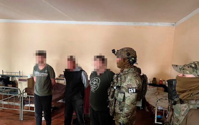 Выманивали деньги у родственников военнопленных. В Ровенской колонии разоблачили "схему"