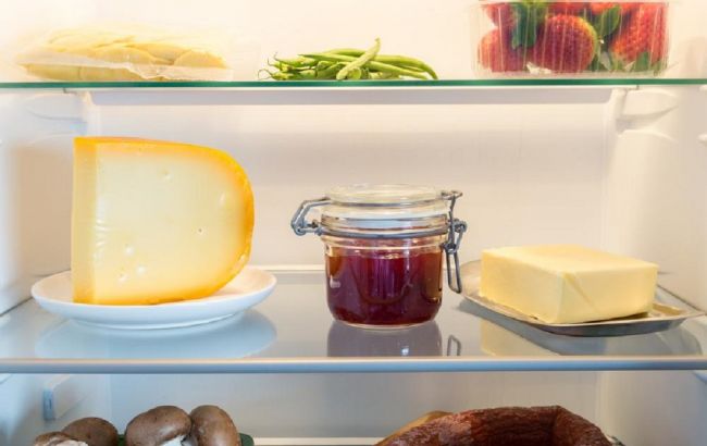 Ніколи не кладіть його у плівку. Найкращі способи зберігати сир у холодильнику