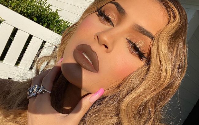 Срочно повторить: Кайли Дженнер показала самый модный маникюр зимы 2021