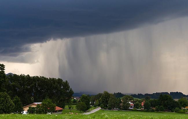 Синоптики попереджають про грози та шквали в Україні
