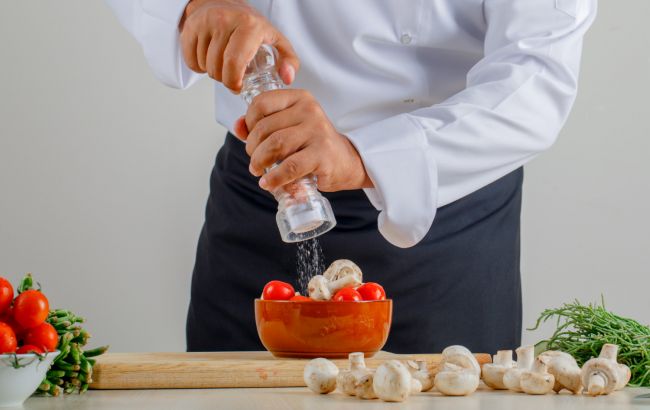 Пересолили їжу? Топ-5 способів, які допоможуть врятувати улюблену страву