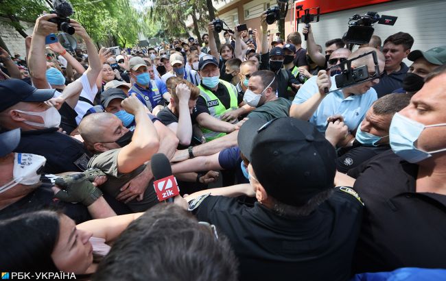 Дело Стерненко: под судом произошла потасовка