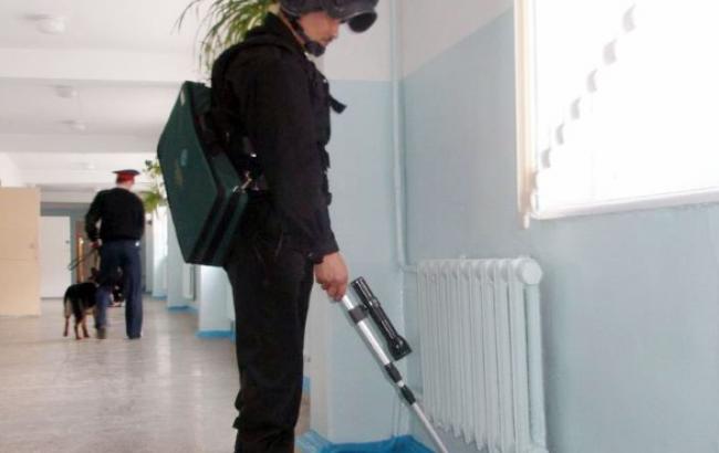 Во Львове из-за 3 сообщений о "минировании" из зданий эвакуировали 400 человек