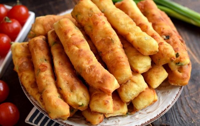 Рецепт "лінивих" сирних паличок, які зникають зі столу за хвилину: склянка кефіру та яйця