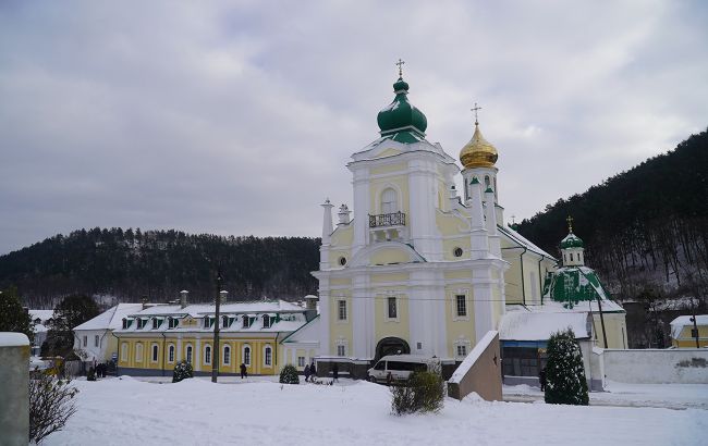 "Студентів направили до підвалу". На Тернопільщині виник скандал між церквою та поліцією (відео)