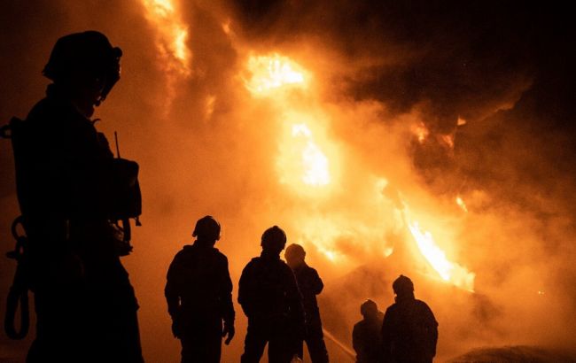 РФ вночі обстріляла промисловий об'єкт у Полтавській області, виникла велика пожежа
