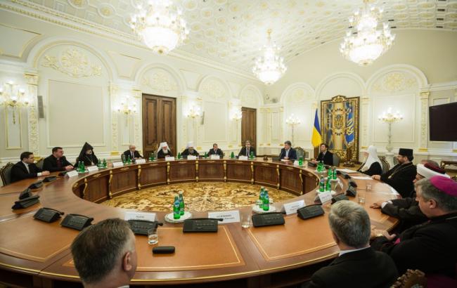Порошенко поручил ускорить разработку положения о капелланстве