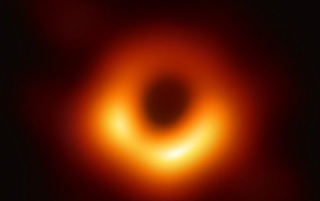Ученым впервые удалось сфотографировать черную дыру