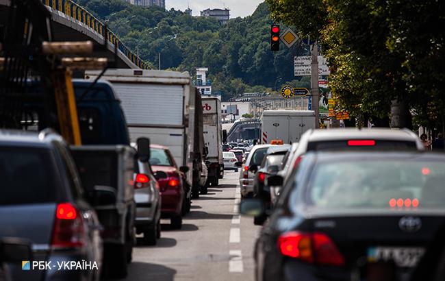 У Києві утворилися численні затори на дорогах