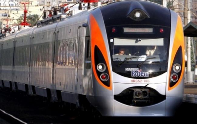 Во Львовской обл. на ж/д переезде авто столкнулось с поездом