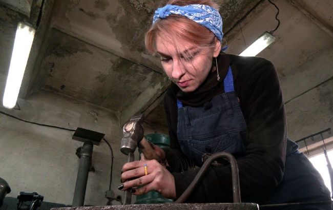 Під Черніговом жінка стала ковалем, щоб зберегти справу чоловіка, доки він на війні (відео)