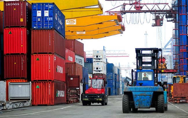 Профицит внешней торговли Украины товарами за 4 месяца вырос до 597,5 млн долл