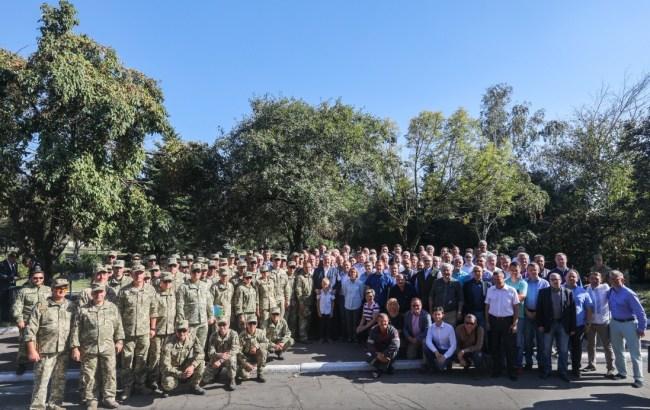 Порошенко отметил важность привлечения гуманитарной помощи для восстановления Донбасса