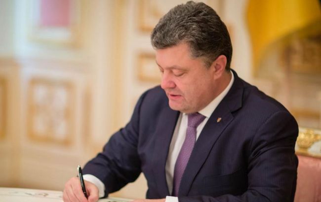 Порошенко затвердив закон щодо безоплатного забезпечення підручниками школярів та вчителів