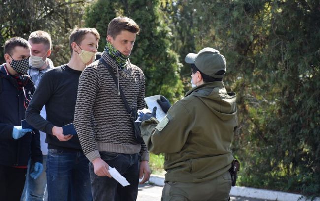 За сутки в Украину вернулись более 560 граждан, всех отправили на домашнюю самоизоляцию